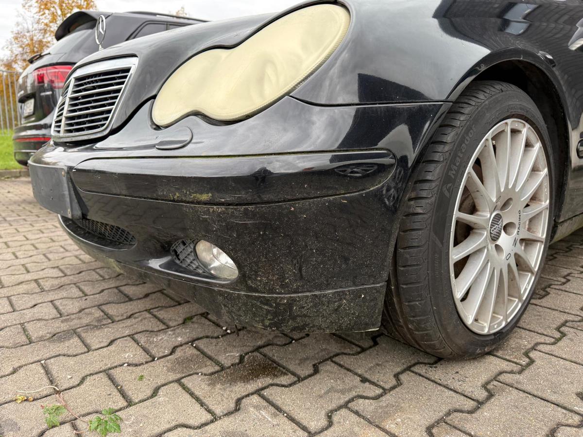 Mercedes C Klasse W203 original Stoßstange vorn 040 Schwarz BJ04 Mercedes C Klasse W203 original Stoßstange vorn 040 Schwarz BJ04